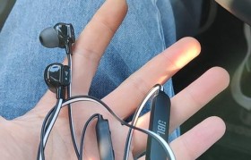 JBL和Beats运动耳机的比较（探究两大品牌运动耳机的音质、舒适度和功能）